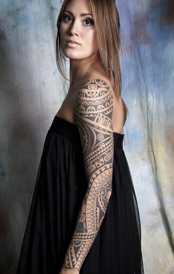 idée de tatouage maorie sur le bras femme
