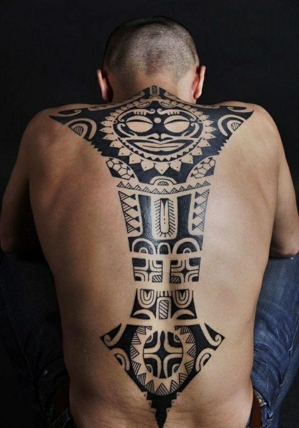 idée de tatouage maorie sur le dos homme