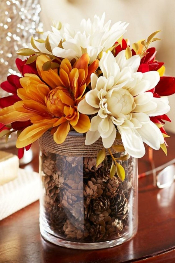 idée déco automne à faire soi-même vase fleurs automnales pommes de pin