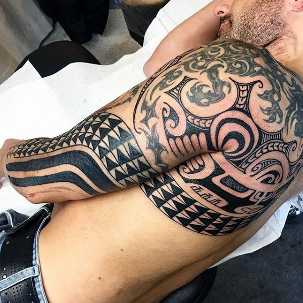 idée tatouage homme moderne tatouage maorie