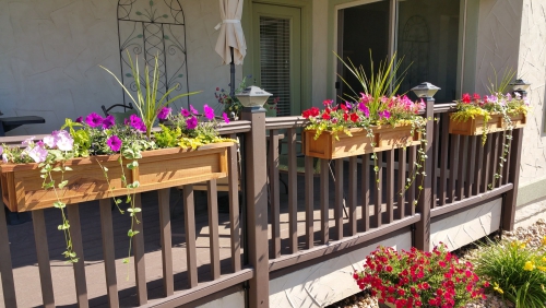 jardinière balcon terrasse sympa aux rambardes en bois