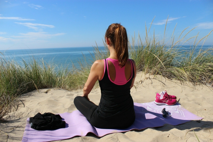 quel sport pratiquer sur le sable idée de faire du yoga