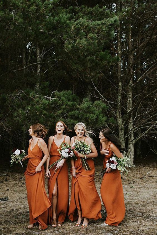 robe invitée mariage automnal forêt pour arrière-plan