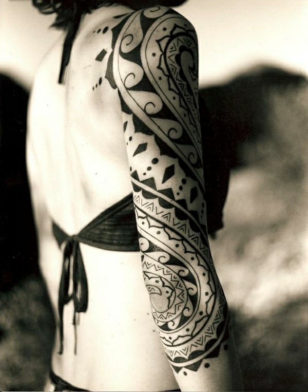 tatouage maorie femme bras et épaule