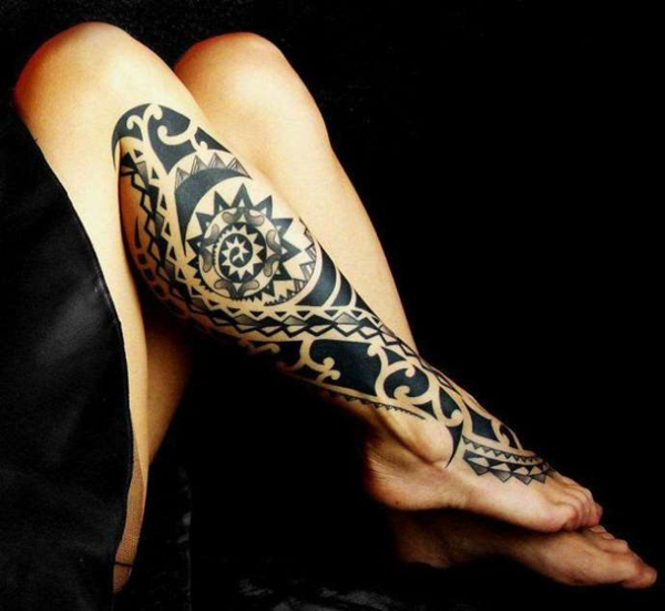 tatouage maorie femme jambe