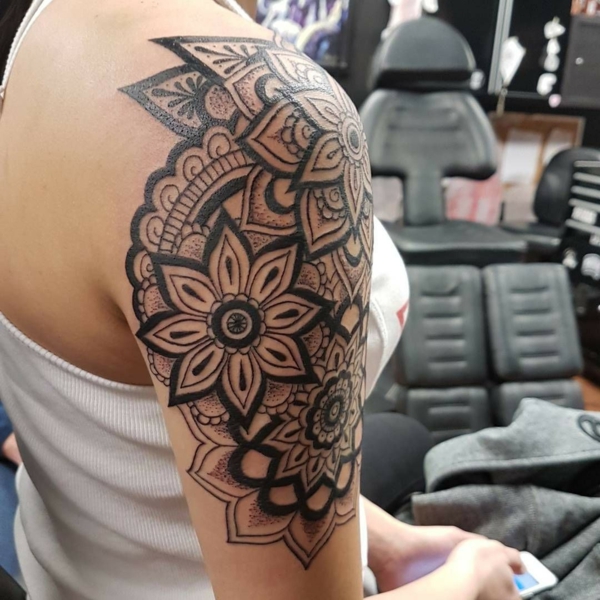 tatouage maorie femme épaule
