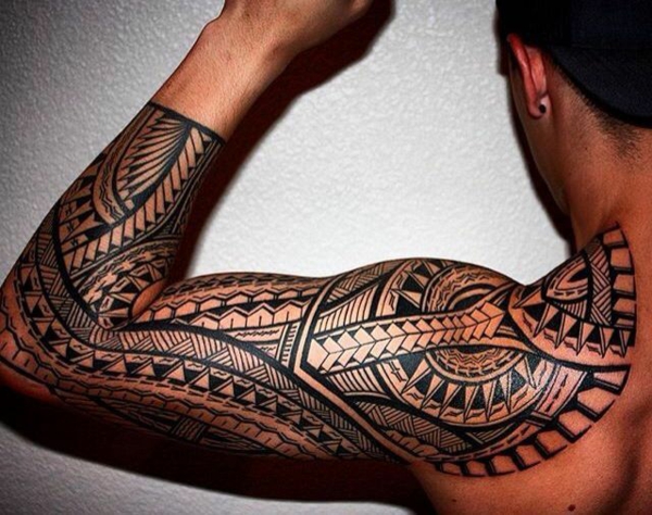 tatouage maorie homme bras et épaule