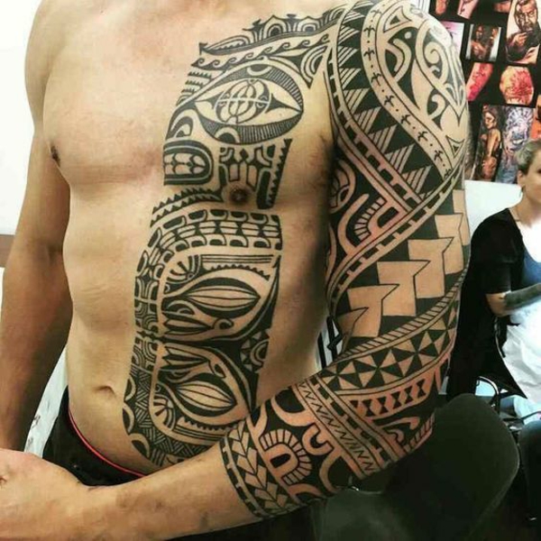 tatouage maorie homme bras épaule et demi-poitrine