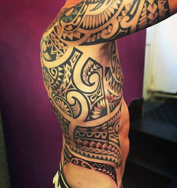 tatouage maorie homme dos et bras