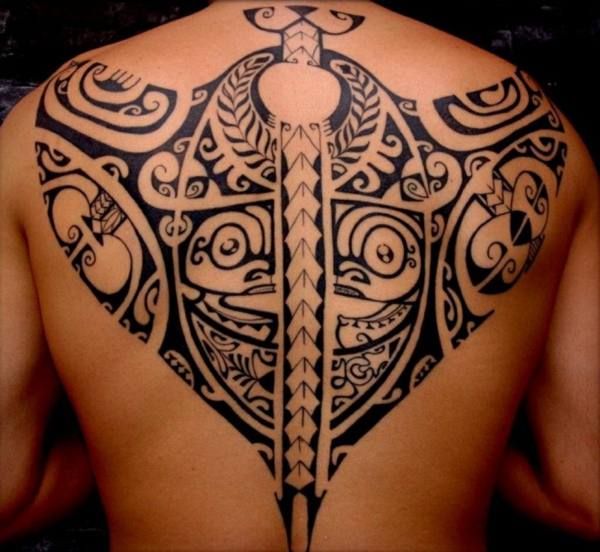 tatouage maorie homme dos