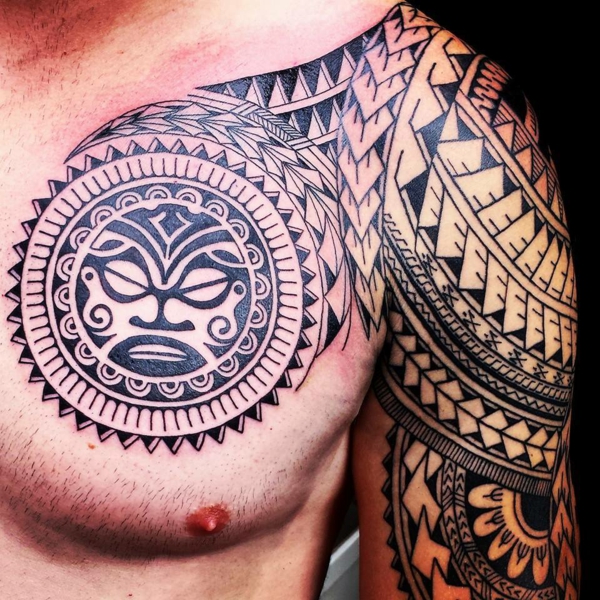 tatouage maorie polynésien bras et demi-poitrine homme