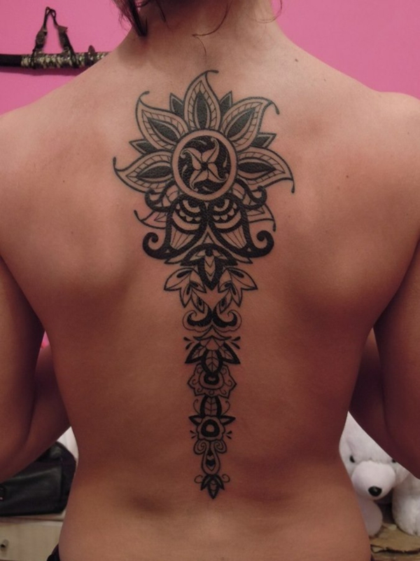 tatouage maorie sur le dos femme