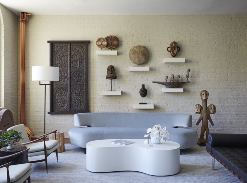 canapé arrondi objets d’art africain sur des étagères canapé arrondi design moderne