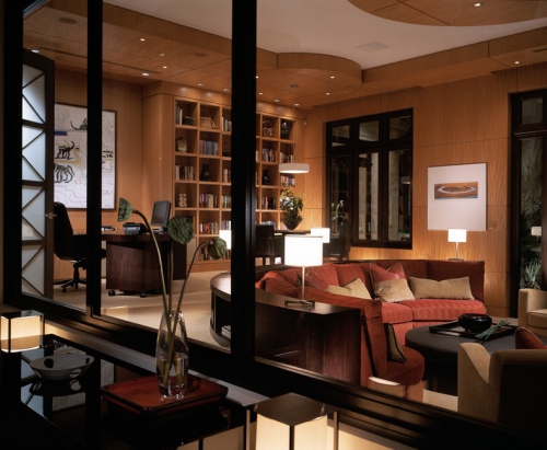 canapé arrondi murs revêtus en brun canapé arrondi salon en couleurs chaudes