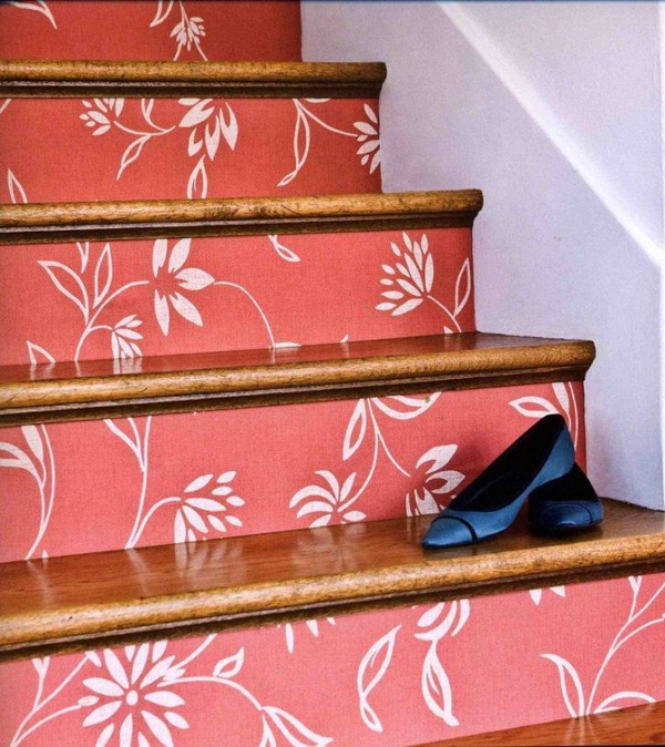 déco montée d'escalier papier peint couleur corail motifs floraux