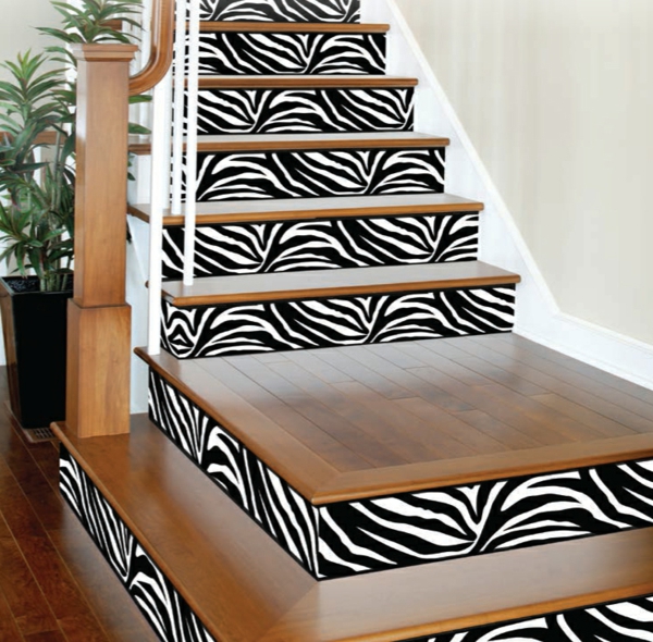 déco montée d'escalier papier peint motif zèbre