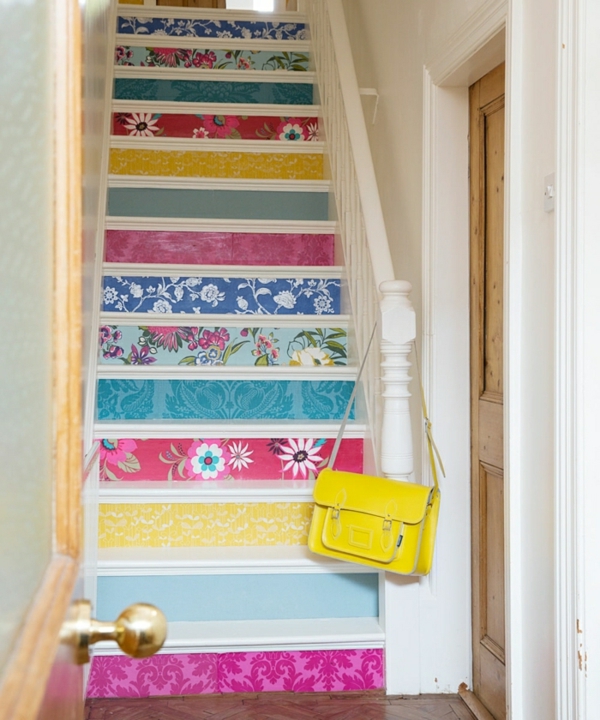 déco montée d'escalier papier peint motifs variés