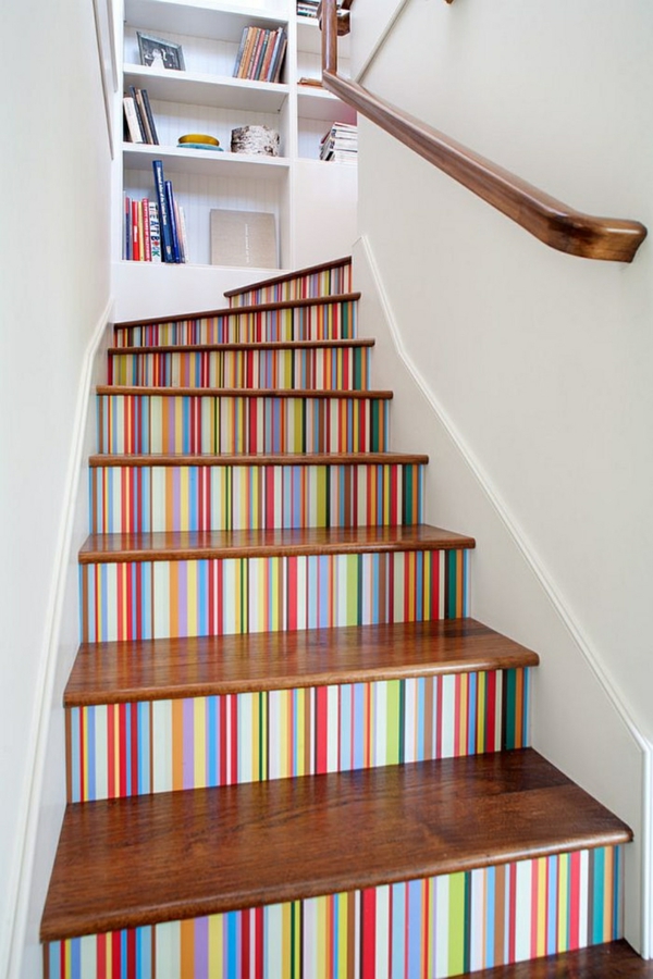 déco montée d'escalier papier peint multicoloré