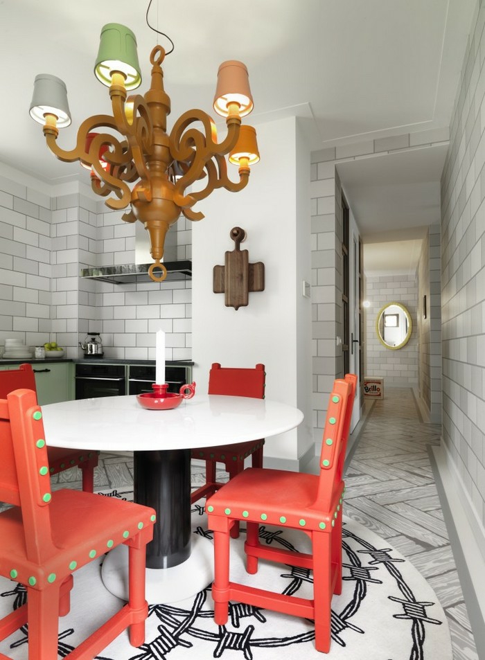 décoration tendance style maximaliste cuisine chaises rouges