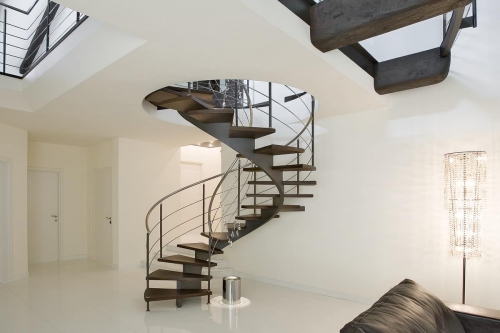 escalier hélicoïdal couleur brun