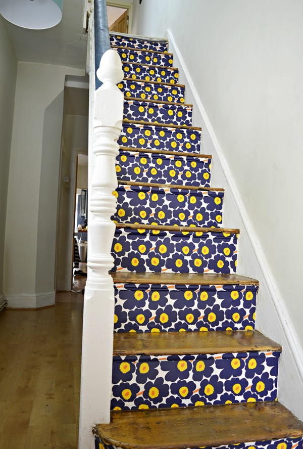 idée déco montée d'escalier papier peint motifs floraux