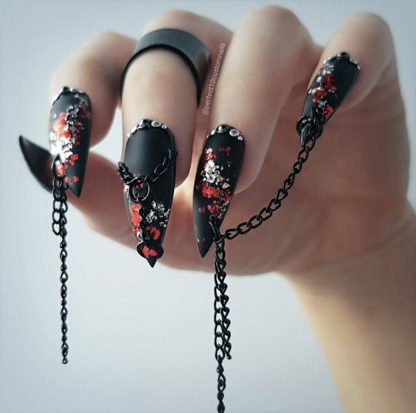 manucure halloween en noir petites perles et chaînes