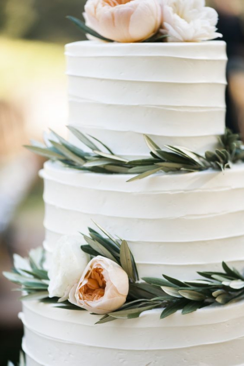 pièce montée mariage gâteau en blanc à trois niveaux