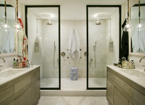 salle de bains avec suites une cabine à deux douches