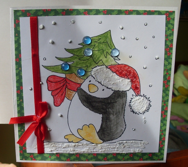 carte de Noël personnalisée un pinguin portant un sapin