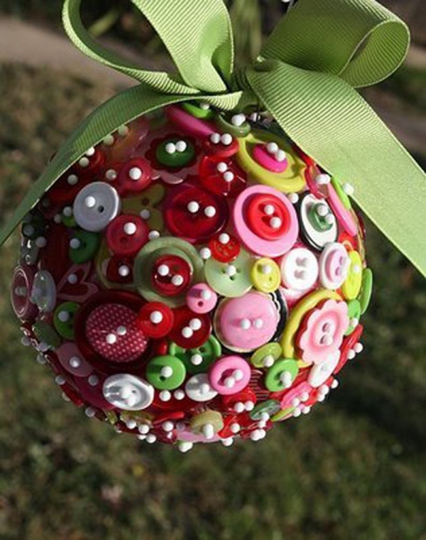 déco Noël à fabriquer en tissu une boule multicolore