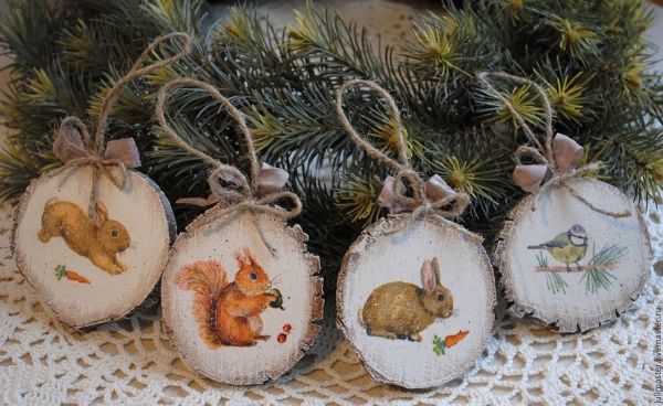 décoration Noël à fabriquer en bois rondelles en bois peintes en blanc