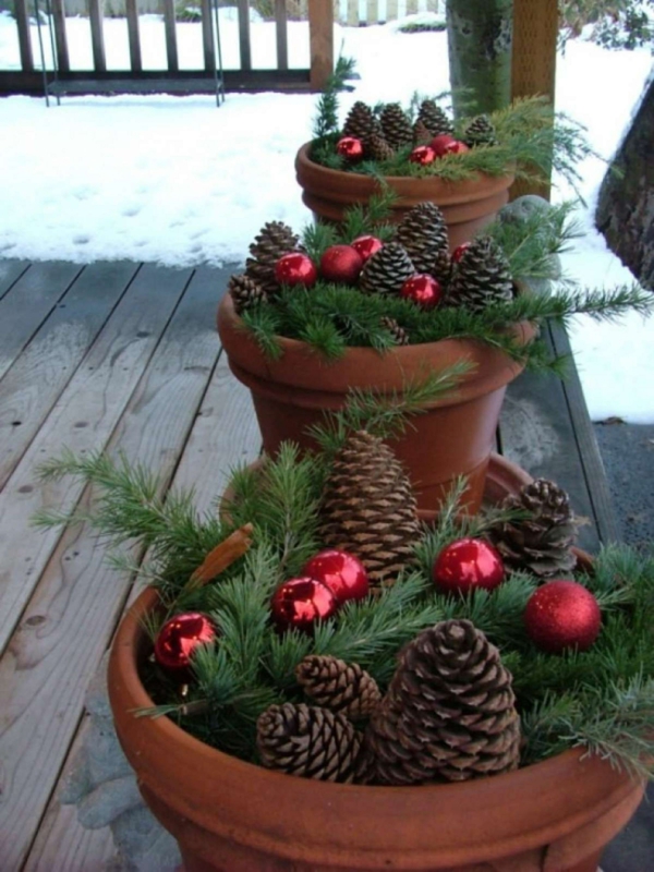 décoration de noël extérieur pots de plantes pleins de pommes de pin
