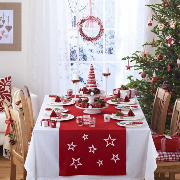 décoration de table Noël nappe blanche avec un tissu rouge