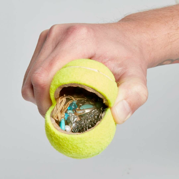 idée de cachette secrète maison balle de tennis