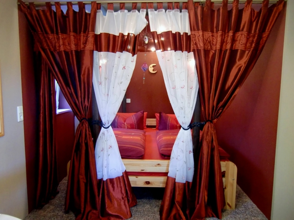 idée déco chambre adulte romantique lit en bois brut rideaux rouges