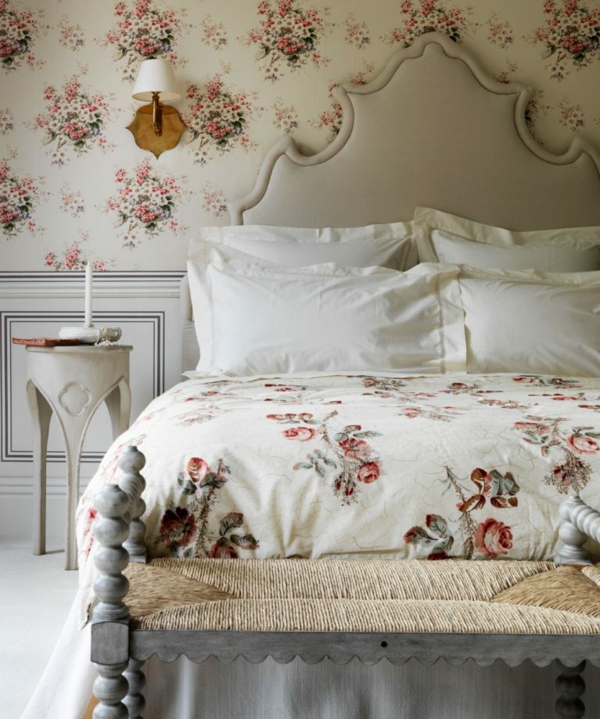 idée déco chambre adulte romantique papier peint et linde de lit motifs floraux