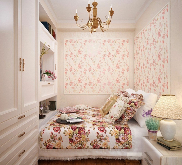 idée déco chambre adulte romantique papier peint motifs floraux
