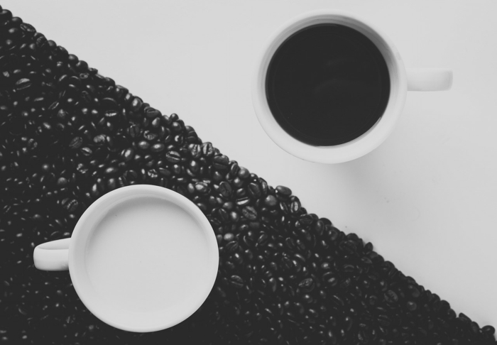 photographie noir et blanc café et lait