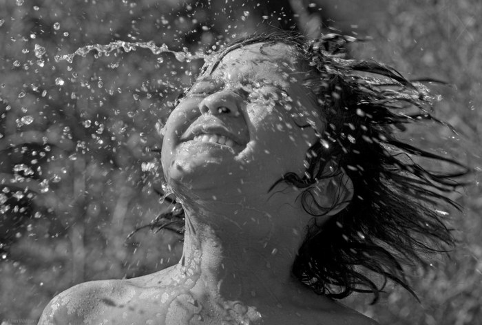 photographie noir et blanc enfant sous la pluie