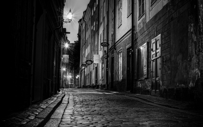 photographie noir et blanc rue pavée