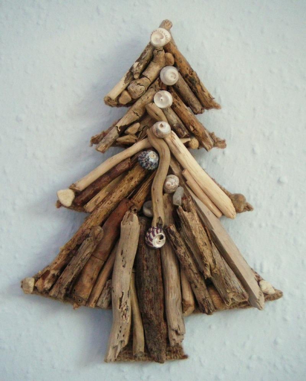 sapin de Noël en bois flotté coquillages le long du sapin