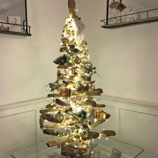 sapin de Noël en bois flotté un arbre illuminé