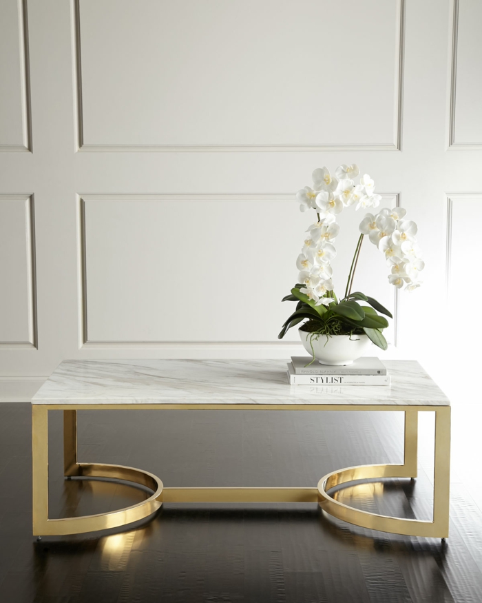table laiton et marbre idée décoration chambre adulte