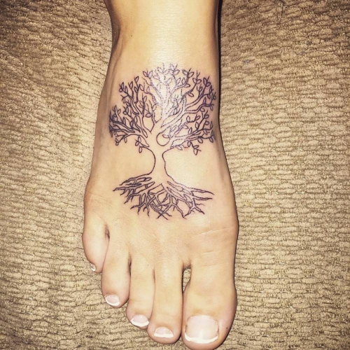 tatouage arbre de vie pied décoré