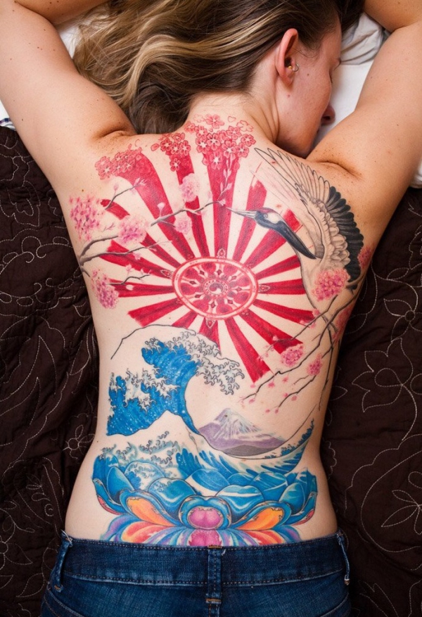 tatouage dos très en couleurs