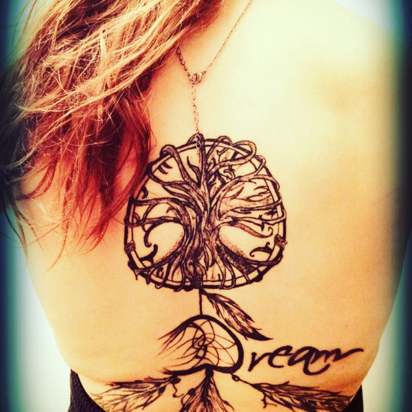 tatouage dos un symbole pour femme