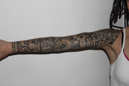 tatouage polynésien le bras est réparti en zones