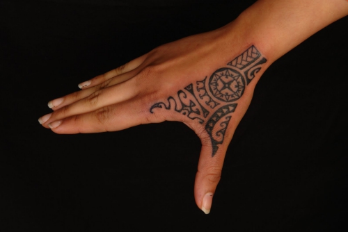 tatouage polynésien le poignet jusqu’au pouce