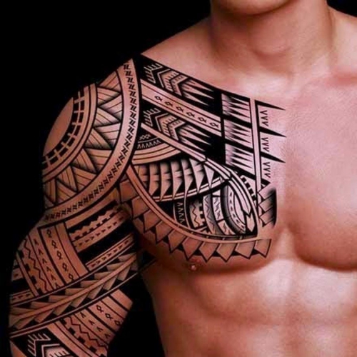 tatouage polynésien poitrine et bras droits