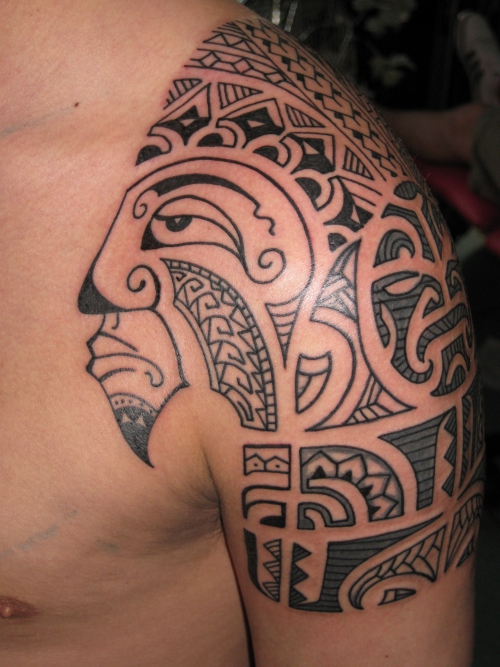 tatouage polynésien tête avec couronne